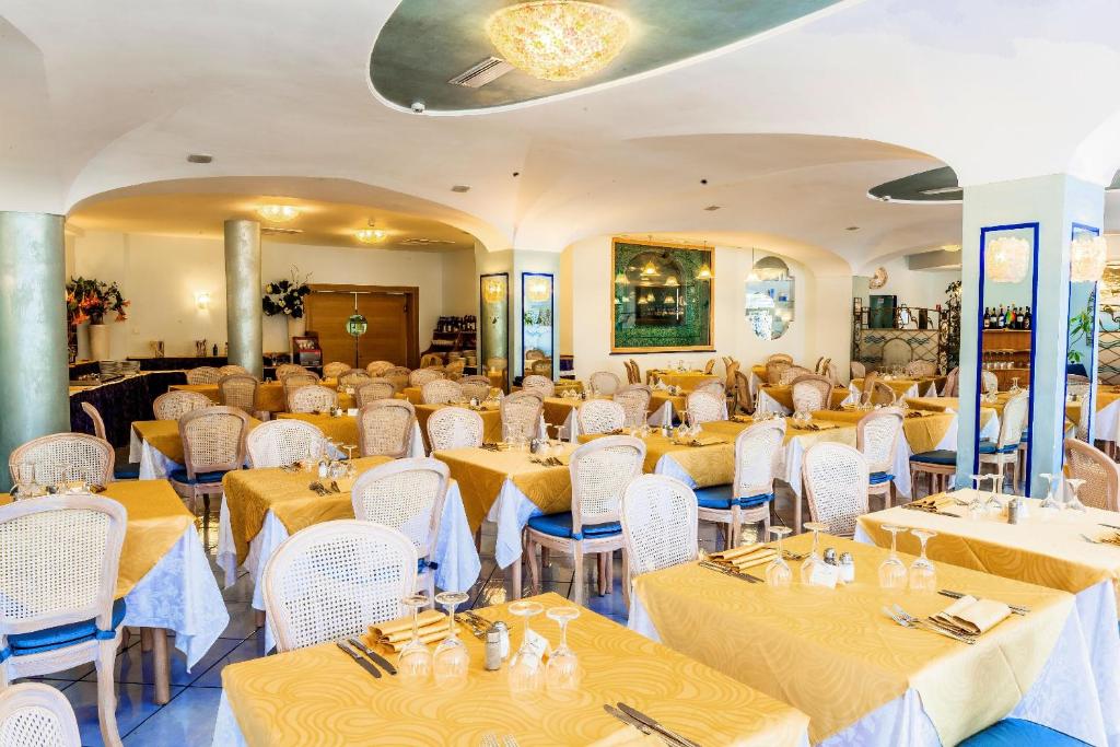 Offerte Giugno Hotel Aragona Palace Lastminute 4 Stelle Ischia con Piscine, Terme e Vista Mare